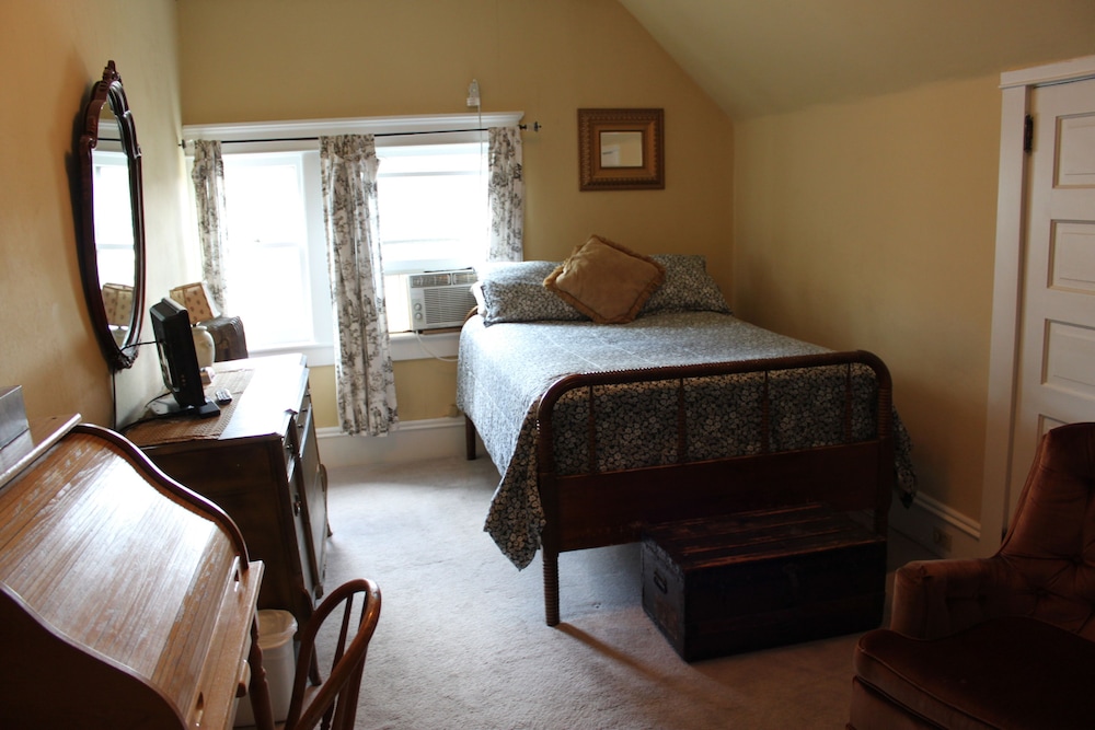 Victorian Charm Inn - photo 9