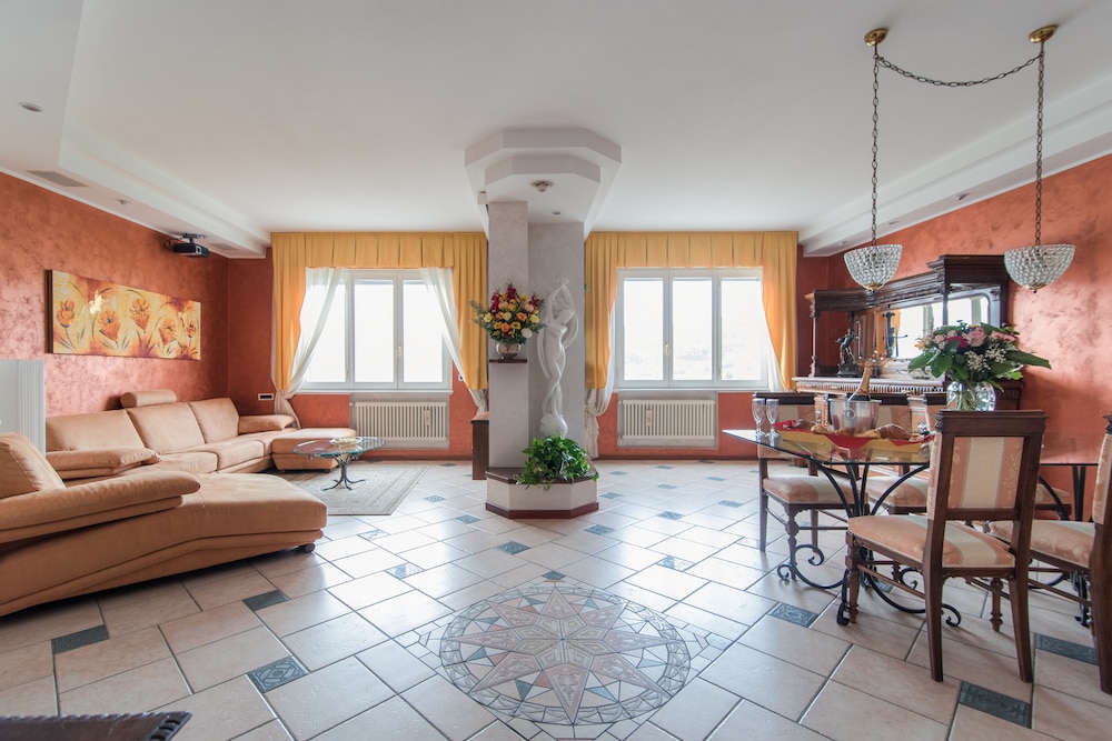 Lo Specchio Sul Lago The House Of Travelers — 4-Star Luxury Hotel in Como, Italy
