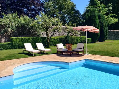 Holiday Home Château de Boucéel Mont Saint Michel — 4-Star Luxury Hotel in Saint-James, France