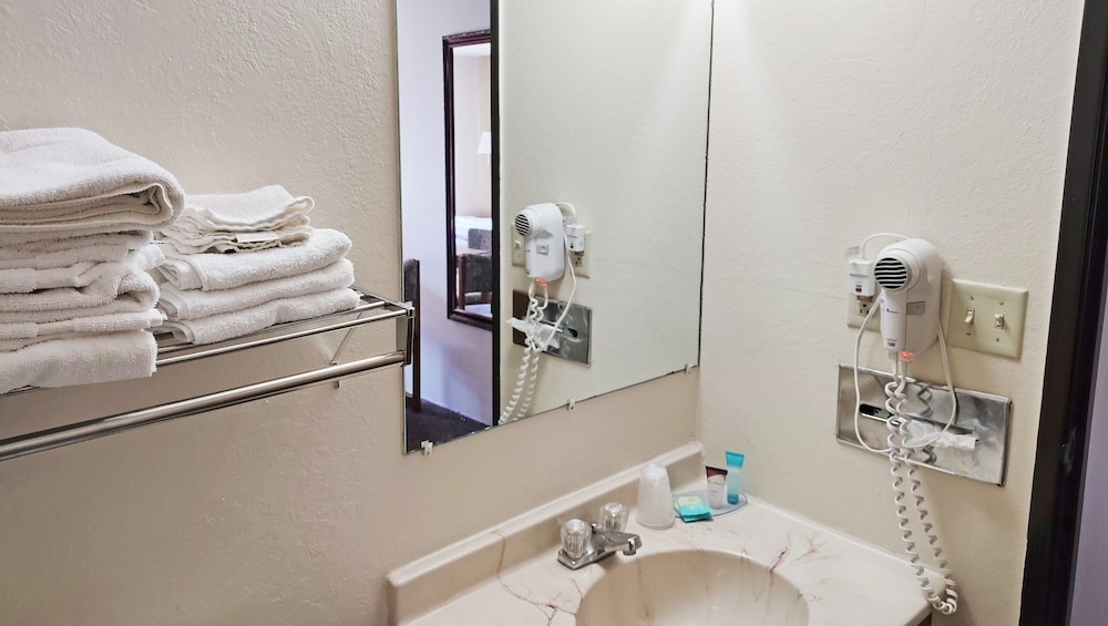 Magnuson Hotel Ironwood - photo 20
