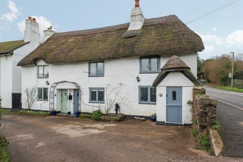 Gorgeous Thatched Cottage — 4-Star Luxury Hotel in Torquay, United Kingdom