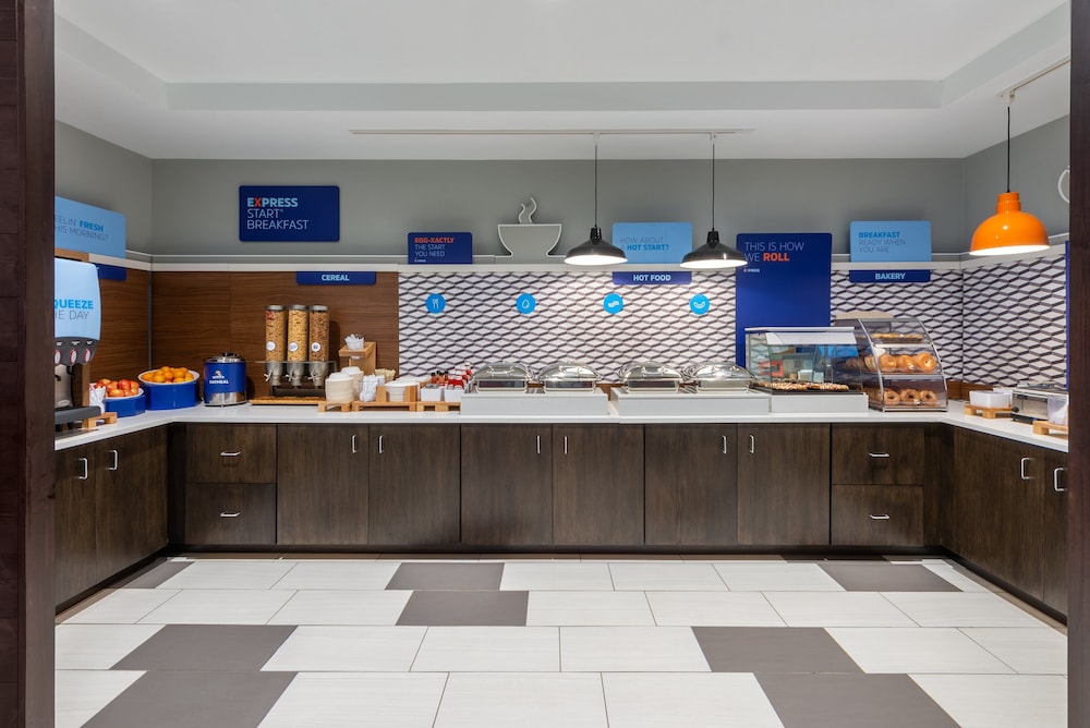 Holiday Inn Express State College at Williamsburg Square by IHG - photo 37