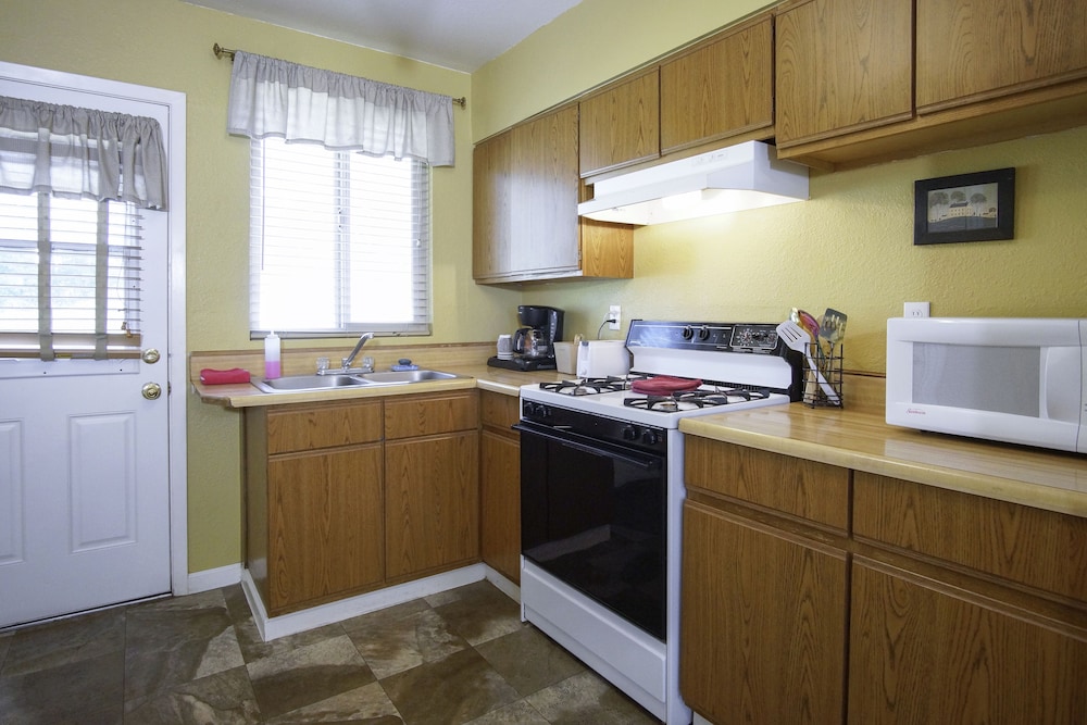 Green Gables Motel & Suites - photo 30