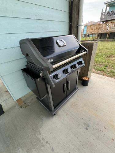 Beachfront Hot Tub BBQ 14 Guests in Bolivar Peninsula, United States