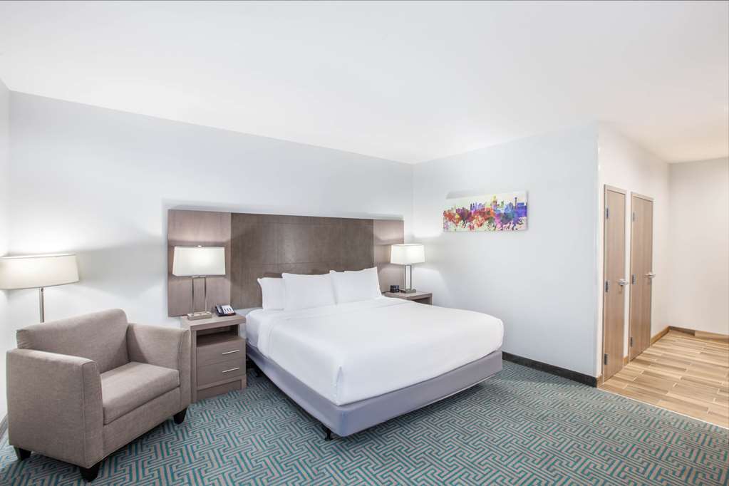 La Quinta Inn & Suites by Wyndham Dallas Duncanville - photo 17