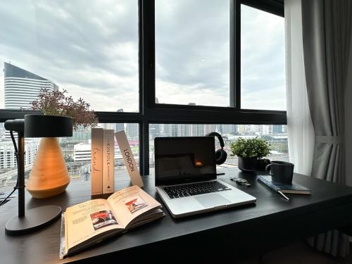 Expansive Stylish 2BR Ultra Fast Wifi Asoke