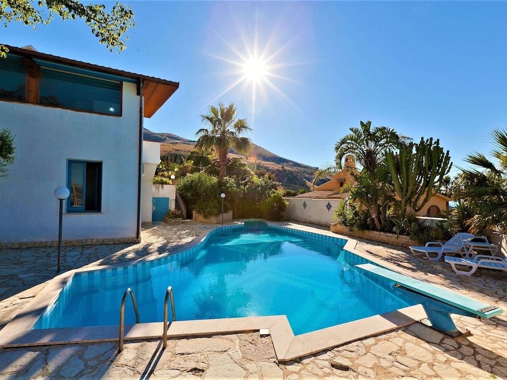 Belvilla by OYO Villa Le Palme Nove — 4-Star Luxury Hotel in Valderice, Italy
