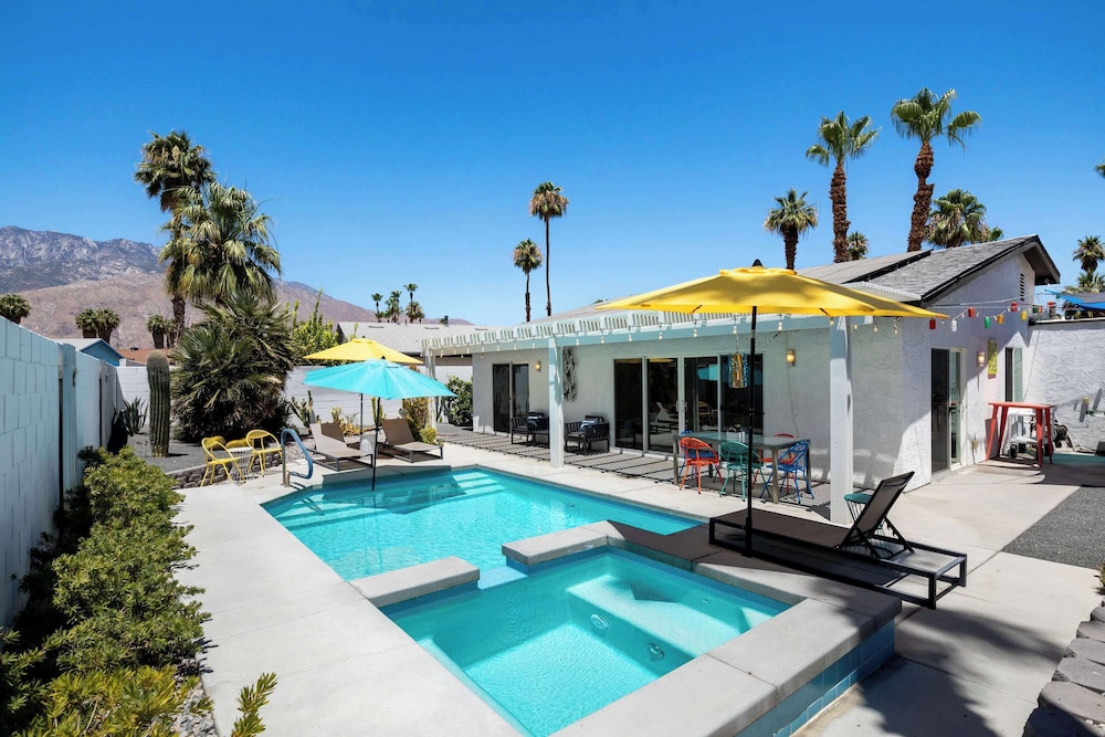 Demuth Park Desert Oasis Pool Tiki Room in Palm Springs, United States