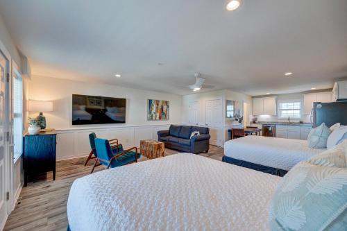 Adjacent 2nd Floor 204 Queen & 205 Queen — 4-Star Luxury Hotel in Santa Cruz, United States