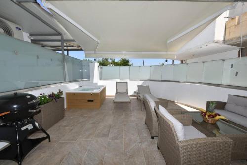 A Comfy Studio with Hot Tub in Kissamos, Greece