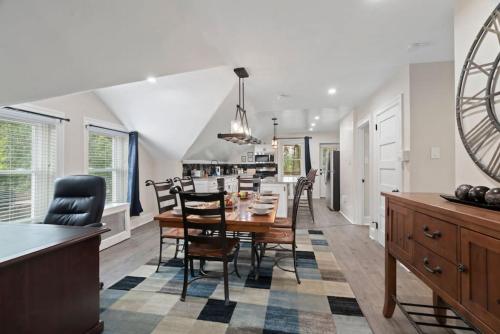 5 Star Penthouse King Deck AC Train - last minute hotel in Narberth