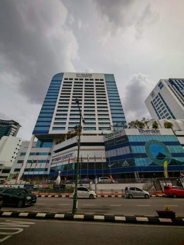 Riverbank Suites River View Level 11 Sleeps 7 — 4-Star Luxury Hotel in Kuching, Malaysia