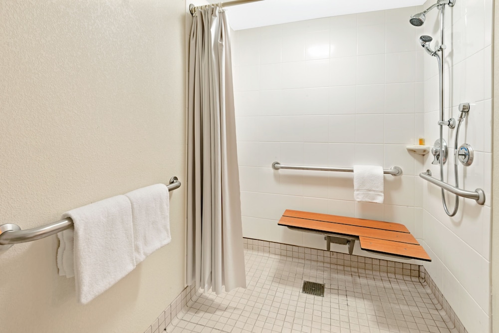 Days Inn by Wyndham Overland Park Metcalf Convention Center - photo 10