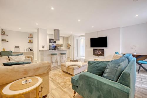 Wanstead Luxe Hideaway Stunning 2 Bedroom Apartment with Private Terrace & Parking — 4-Star Luxury Hotel in London, United Kingdom