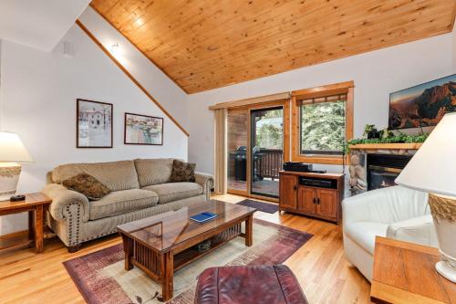 Bugle Pointe A11 by Estes Park Condos — 4-Star Luxury Hotel in Estes Park, United States