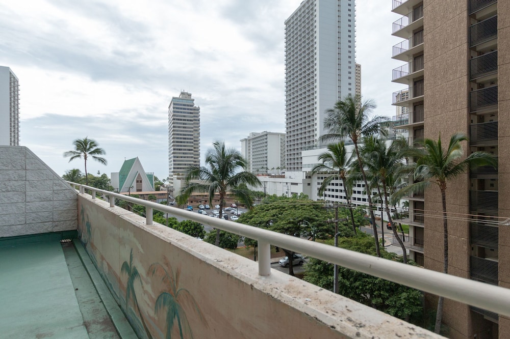 Waikiki Banyan Pool Deck Level Tower 1 Suite 610 — hotel in Honolulu