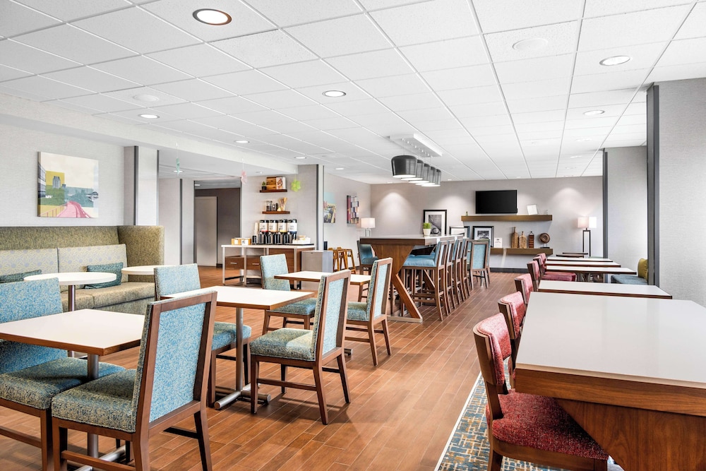 Hampton Inn Grand Rapids North - photo 23