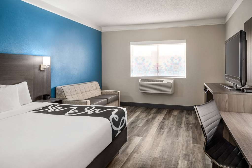 La Quinta Inn & Suites by Wyndham Round Rock North - photo 21