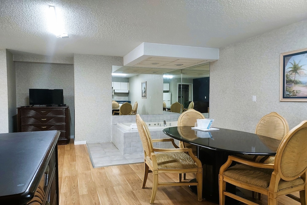 Studio Inn & Suites - photo 13
