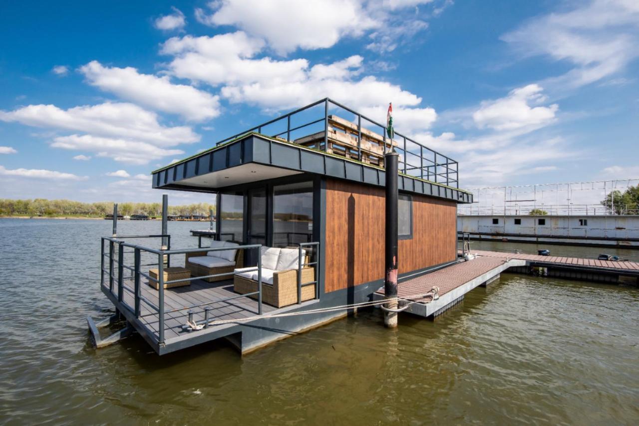 Panoráma Úszóház 2 in Abadszalok, Hungary