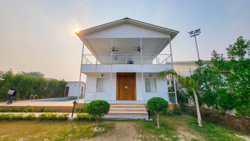 VacationBuddy Elysian Farm with Pool Noida - last minute hotel in Noida