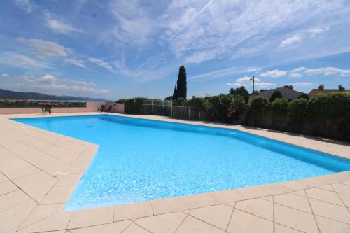 Cogestelle Golfe de St Tropez Belle Vue Dominante — 4-Star Luxury Hotel in Cogolin, France