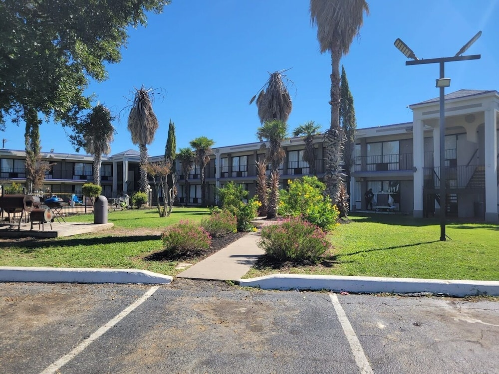 Knights Inn San Antonio near Frost Bank Center - photo 33