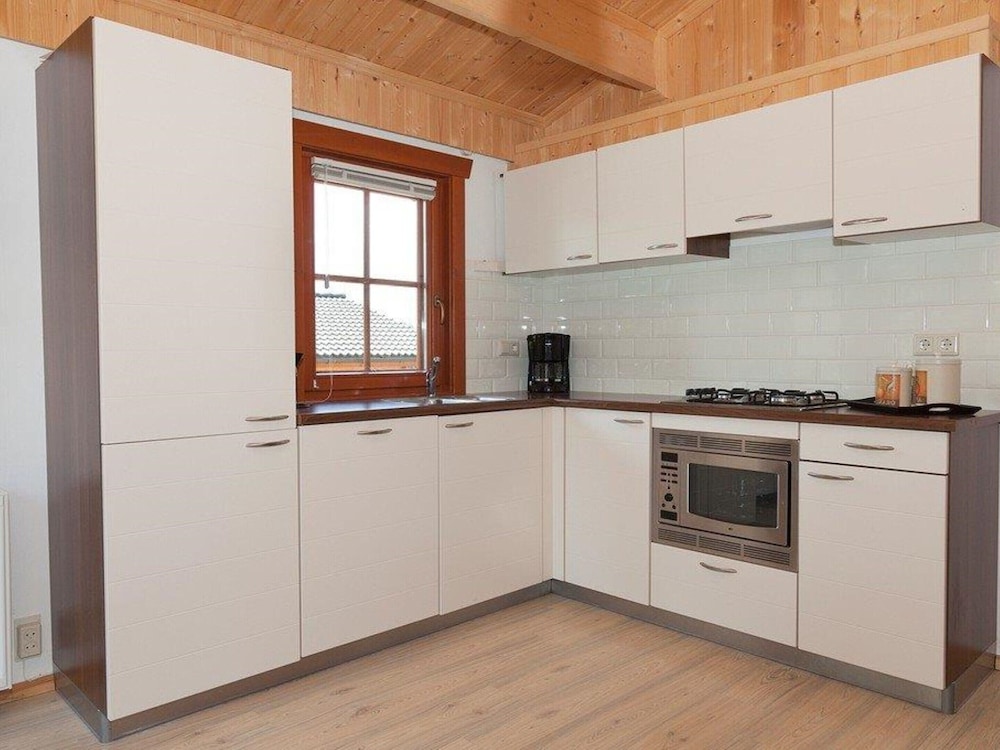 Wooden Chalet With Terrace and Microwave — Brunssum — photo 5