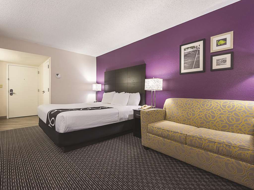 La Quinta Inn & Suites by Wyndham Plantation at SW 6th St - photo 14