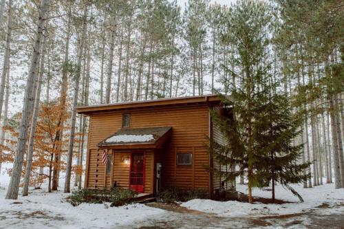 Private Cabin Shuttle Pass Included — 4-Star Luxury Hotel in Thompsonville, United States