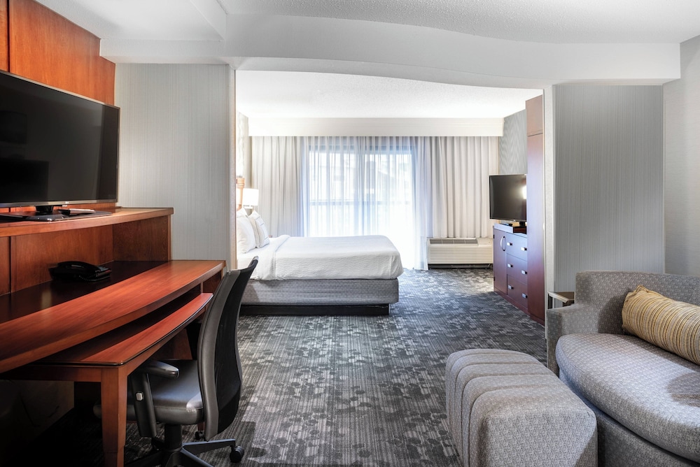 Courtyard Marriott Denton - photo 9