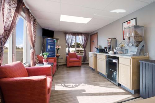Econo Lodge Inn & Suites Escanaba North - photo 17