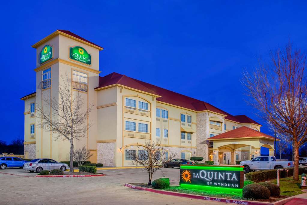 La Quinta Inn & Suites by Wyndham Ennis - photo 3