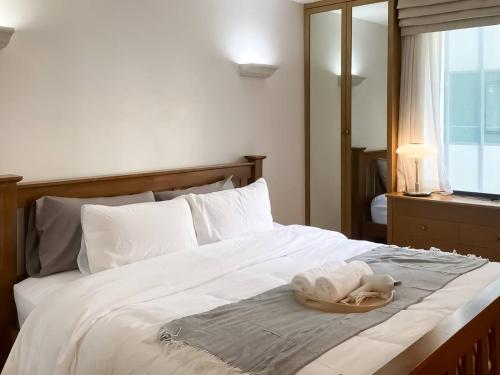 Luxury Modern 2BR 145 sqm BTS Asok Ultra Fast WiFi