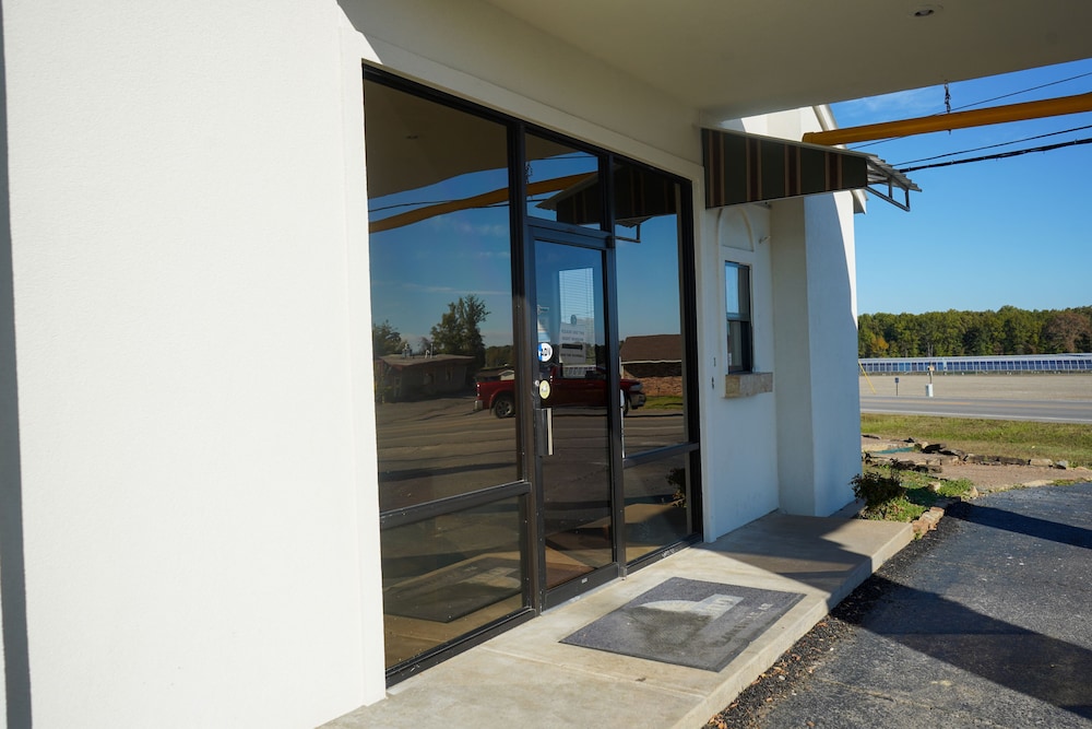 Sunset Inn Clarksville - photo 44