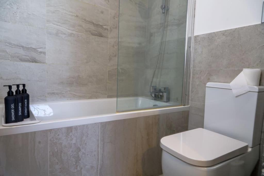 Central Flat Free Parking Ideal for Contractors