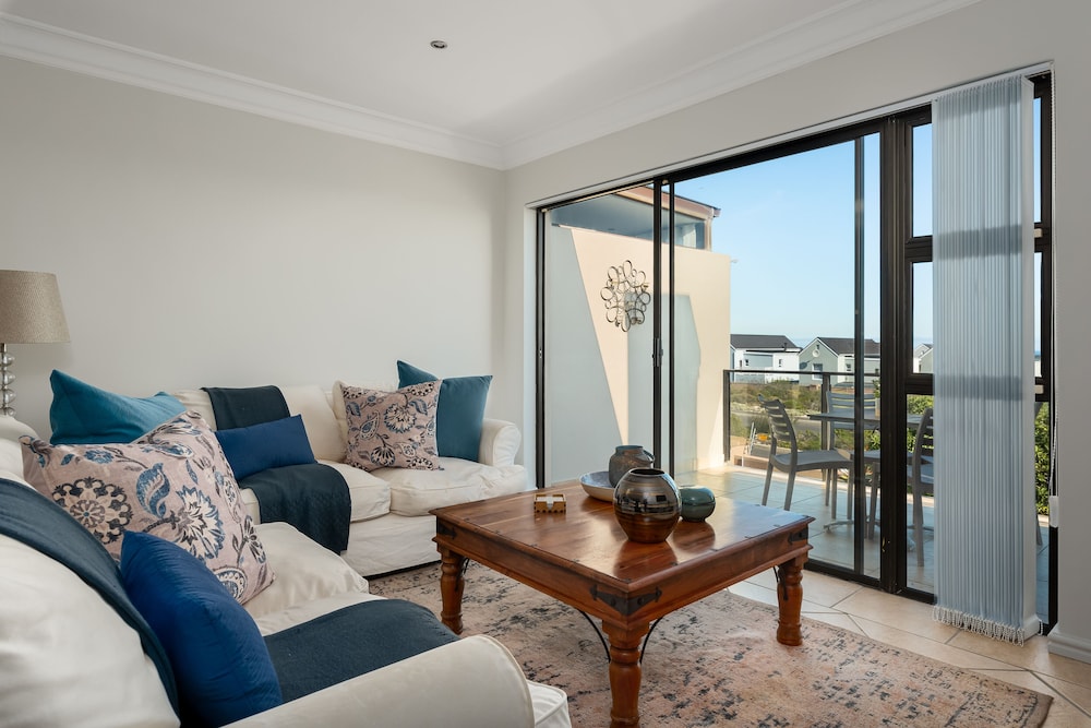 Waves Edge T12 — 4-Star Luxury Hotel in Cape Town, South Africa