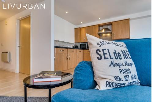 Chic and Bright Apartment Near the Water — 4-Star Luxury Hotel in Plymouth, United Kingdom