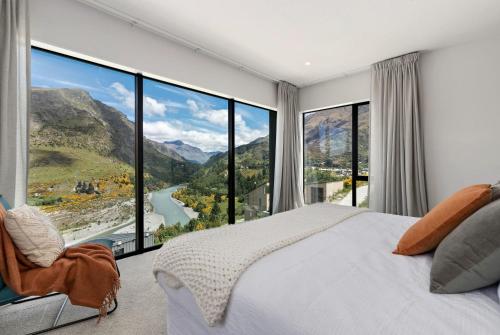 Stunning Mountain Views in Queenstown Hot tub — 4-Star Luxury Hotel in Queenstown, New Zealand