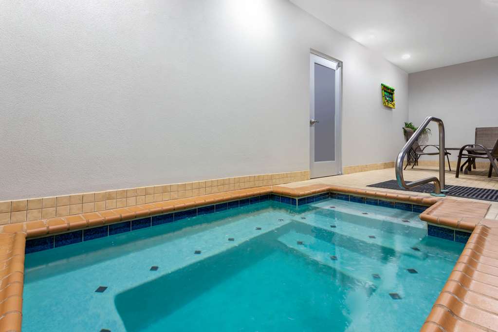 La Quinta Inn & Suites by Wyndham Columbus Edinburgh - photo 7