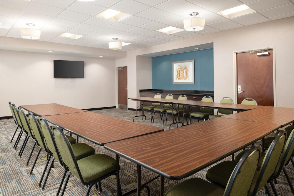 Hampton Inn Fairmont - photo 25