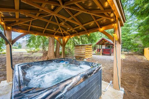 Trout Corner wooded tiny home — 4-Star Luxury Hotel in Forks, United States