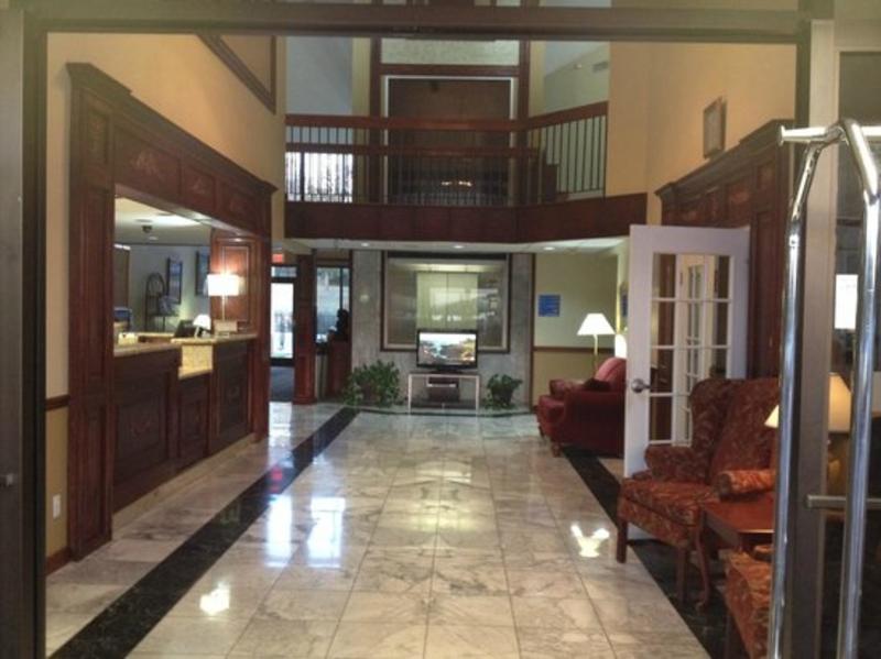 Days Inn & Suites by Wyndham Tahlequah - photo 4