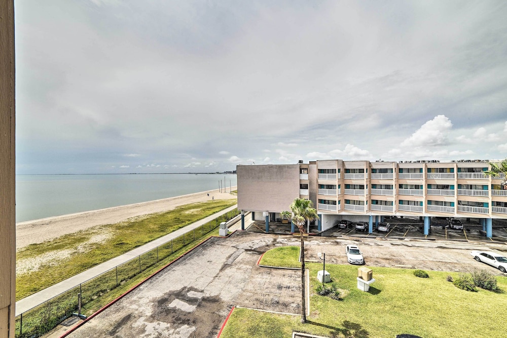 Updated Front Beach Condo w Resort Amenities - photo 12