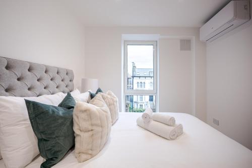 Beautiful 2Bd 2Bth Chiswick Apartment with AC and Private Balcony — 4-Star Luxury Hotel in London, United Kingdom