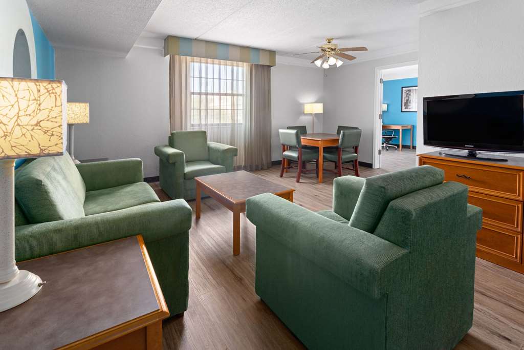 La Quinta Inn by Wyndham Pittsburgh Airport - photo 34
