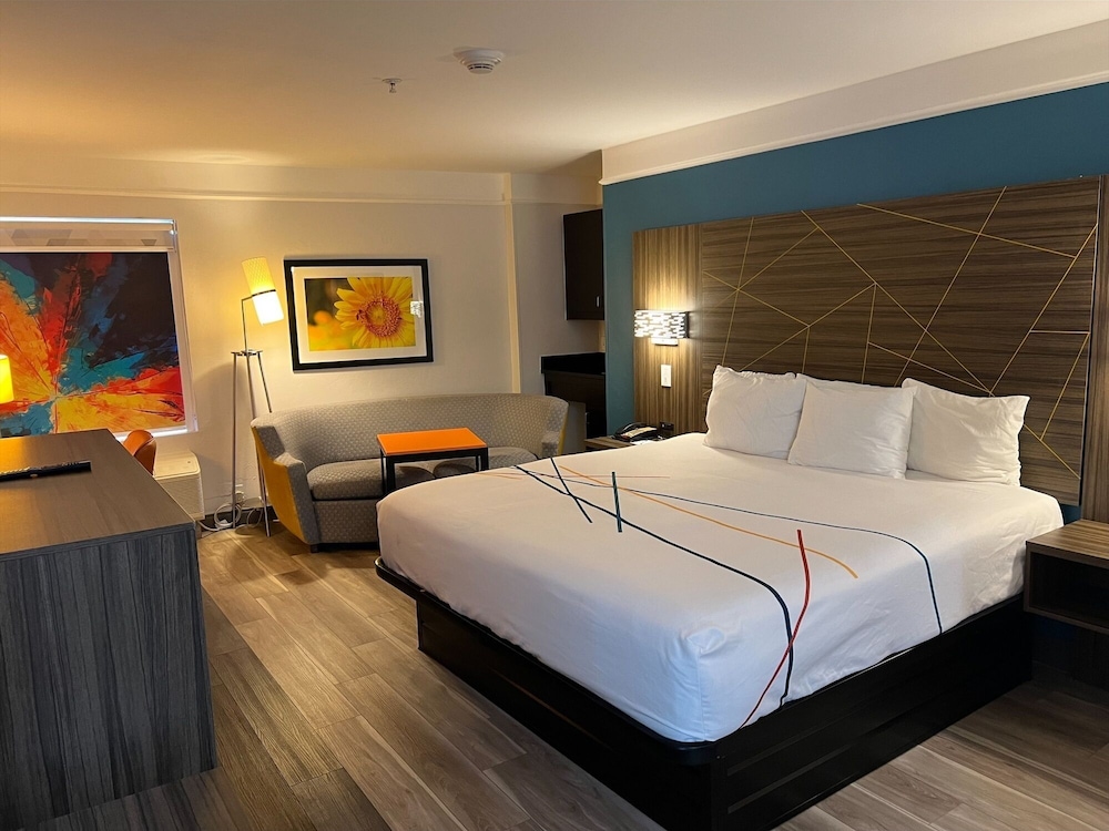 La Quinta Inn & Suites by Wyndham OKC North Quail Springs - photo 5