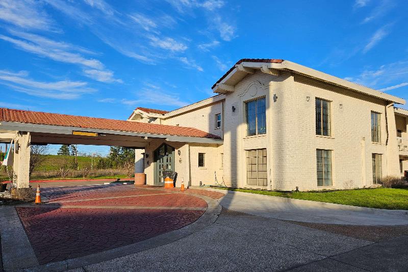 Baymont By Wyndham Nacogdoches Near University — Nacogdoches