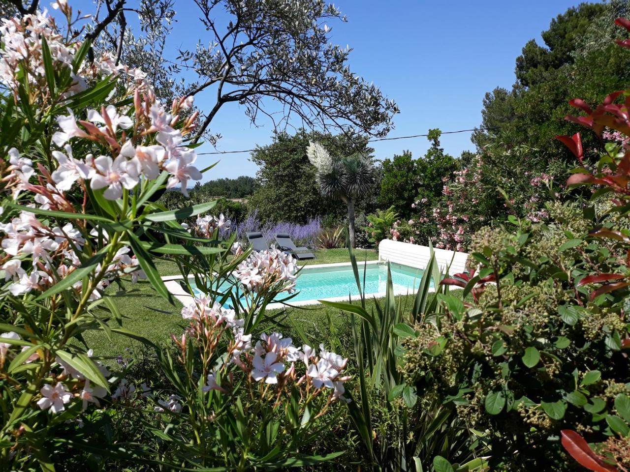 Parfums de Provence Le Lavandin Piscine Chauffee & SPA — hotel in Vaison-La-Romaine