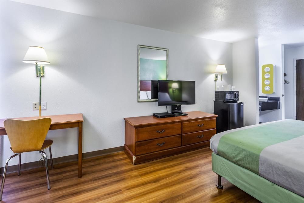 Motel 6 - photo 31